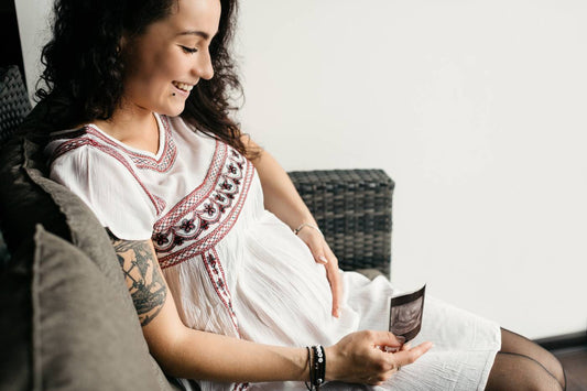 second trimester symptoms: mom-to-be looking at sonogram