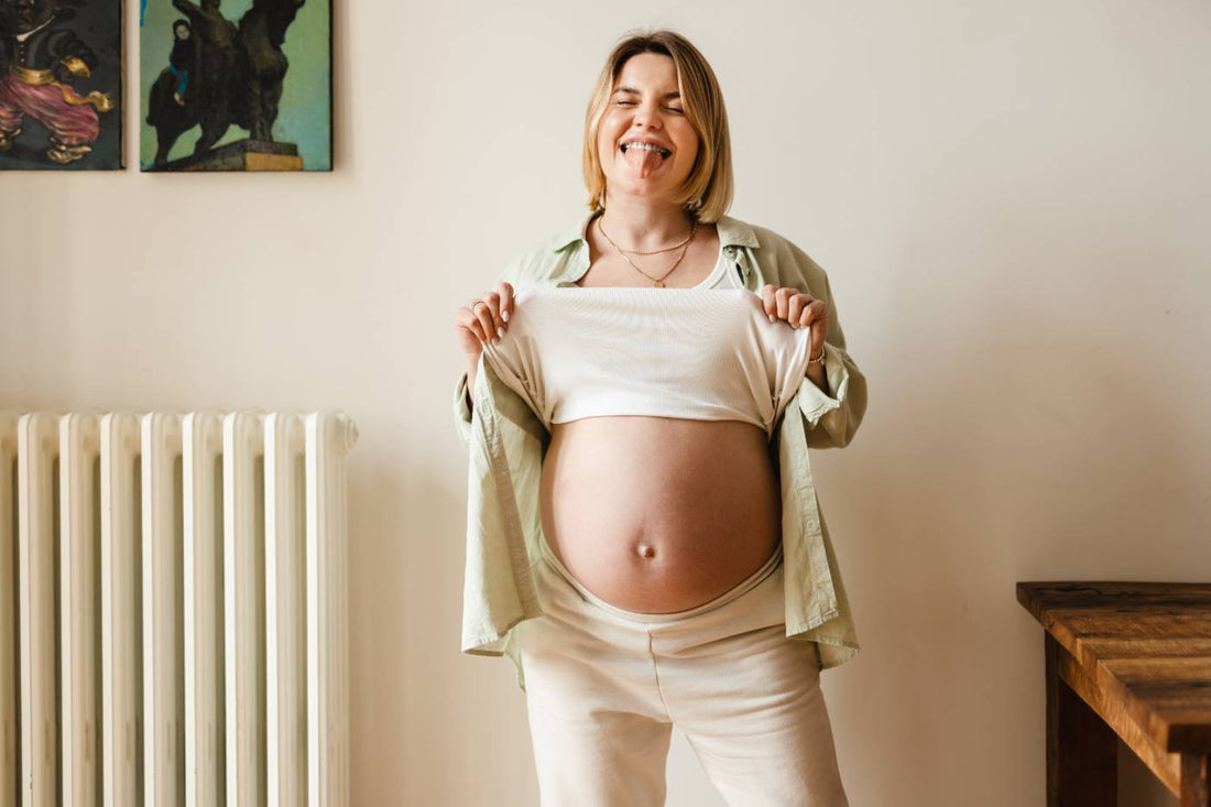 third trimester symptoms: pregnant woman showing belly